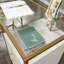 Bureau en L avec finition blanche, design moderne et plateau en verre élégant, surface spacieuse pour les accessoires d'ordinateur portable, bureau à domicile, bureau ou bureau, deux tiroirs avec glissières d'extension, tablette ouverte