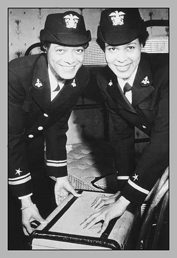 «Women employed at Savannah Quartermaster», reproduction de photo, H 42 po x l 28 po x P 1,5 po