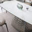 Table de salle à manger d'inspiration géométrique-677006092