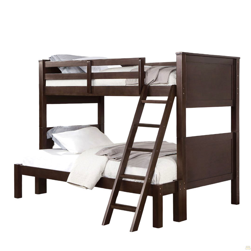 Lit simple superposé au dessus d'un lit double avec échelle au pied de lit