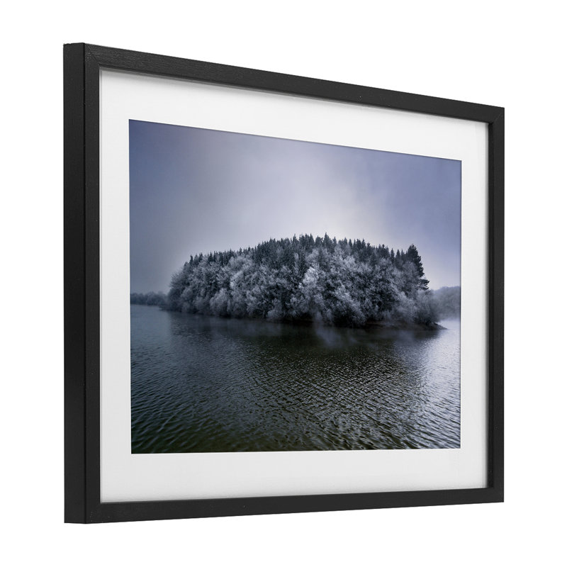 «Invierno Antano Island View», reproduction encadrée sous verre, design par Urtzi Vera, H 14 po x l 20 po, Cadre noir minuit