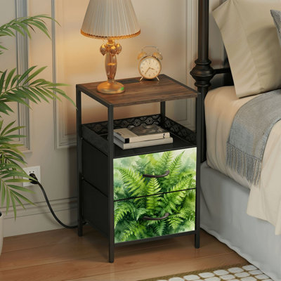 Table de chevet avec station de recharge, 2 tiroirs, ports USB et prises électriques, tablette ouverte, motif nature vert vif avec feuilles de fougère.
