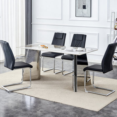 Mobilier de salle à manger - 63 po x 31,5 po x 30 po, plateau de table en pierre frittée, pieds argentés, 4 chaises en polyuréthane noir avec pieds en métal de luxe et supports 63 po x 31,5 po x 30 po