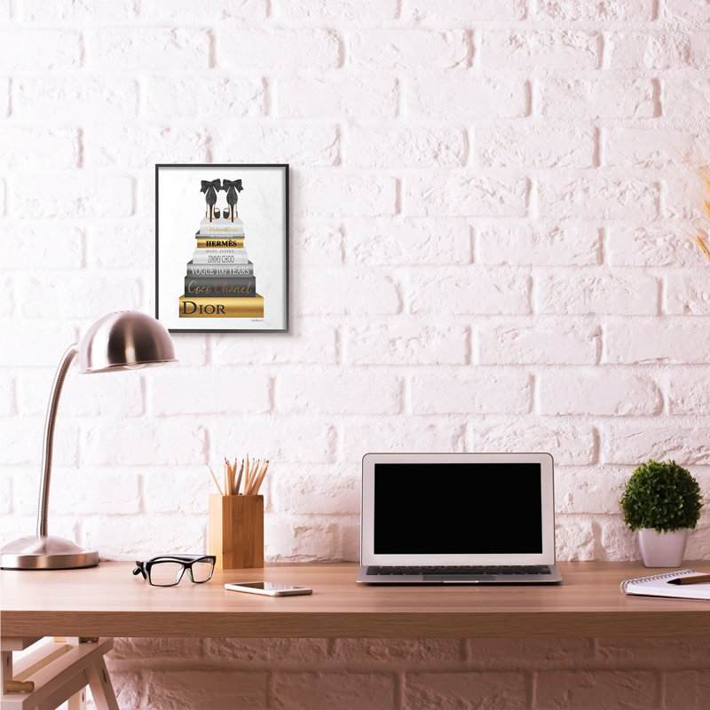 « mode designer chaussures bookstack black gold », impression, H 14 po x l 11 po, Giclée encadrée noir minuit