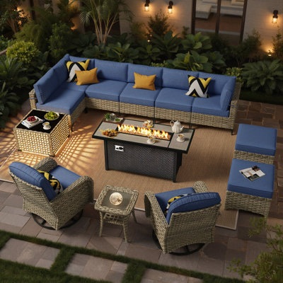 Ensemble de conversation de patio en osier 13 pièces avec foyer au propane de 54 pouces, canapé modulaire modulaire, chaises berçantes pivotantes et repose-pieds pour les réceptions à l'extérieur