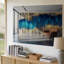 Toile un espace intérieur moderne avec un grand mur orné d'art mural, une peinture abstraite texturée composée de rayures verticales sur toile-499050691