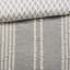 3 pièces d'édredon en coton double / grand gris. 100% avec rayures brodées colorées. Imprimé gris sur l'envers. Et 2 taies décoratives assorties. Lavable à la machine. . Aucune substance nocive grise double / grand. Motif vertical.-118742682-118742681