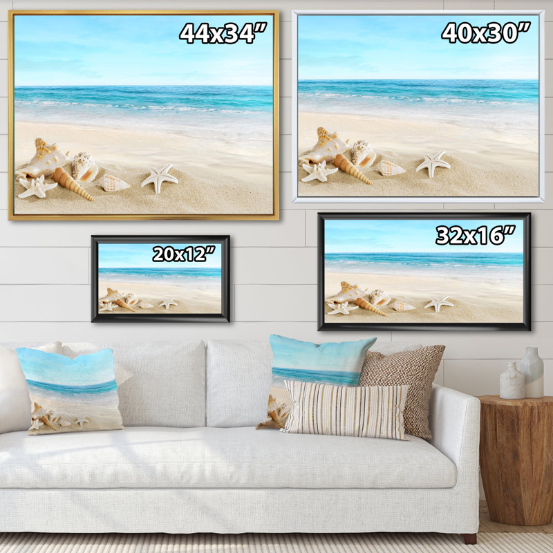 Paysage avec coquillages sur une plage tropicale - photographie sur toile, H 34 po x l 44 po, Cadre flottant noir