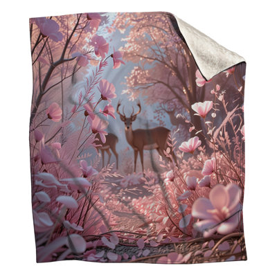 Cerf avec des couvertures de fleurs roses