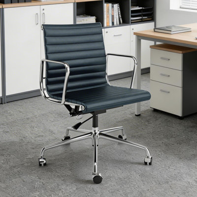 Chaise de bureau en cuir véritable à dossier moyen avec accoudoirs et structure en aluminium