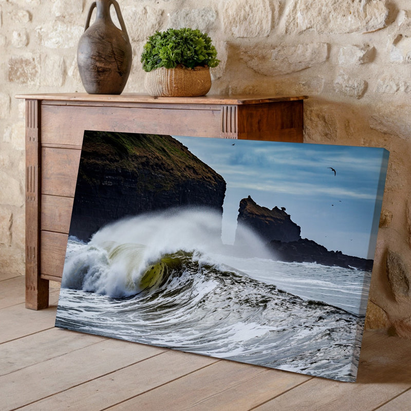 Toile, "Un paysage marin dramatique", art mural de falaises avec des textures complexes d'eau, H 30 po x l 30 po