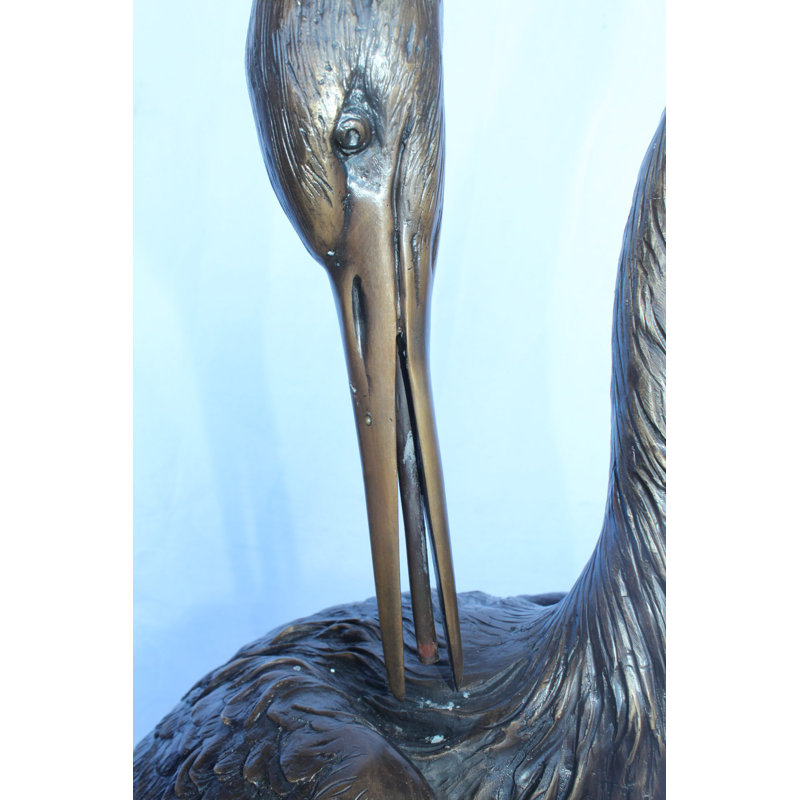 Fontaine Bober Blue Heron perchée sur une statue de bronze - Taille: 21 po x 16 po x H 64 po.