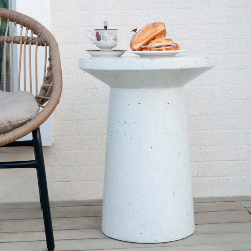 Table d'appoint durable MGO Terrazzo au design contemporain, parfaite pour une utilisation intérieure et extérieure, aucun assemblage requis