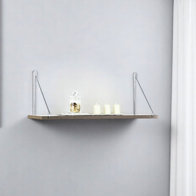 Étagère murale rustique blanche s'intègre parfaitement à votre décoration. Idéal pour exposer de petits objets décoratifs et des bougies. Supports métalliques pour une stabilité optimale. Finition blanche.