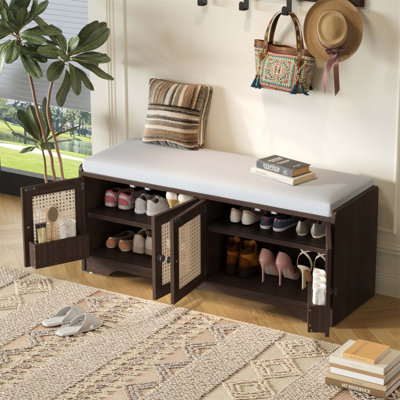 Banc de rangement rustique avec coussin amovible, portes en rotin tissé et tablettes réglables pour le couloir et le salon