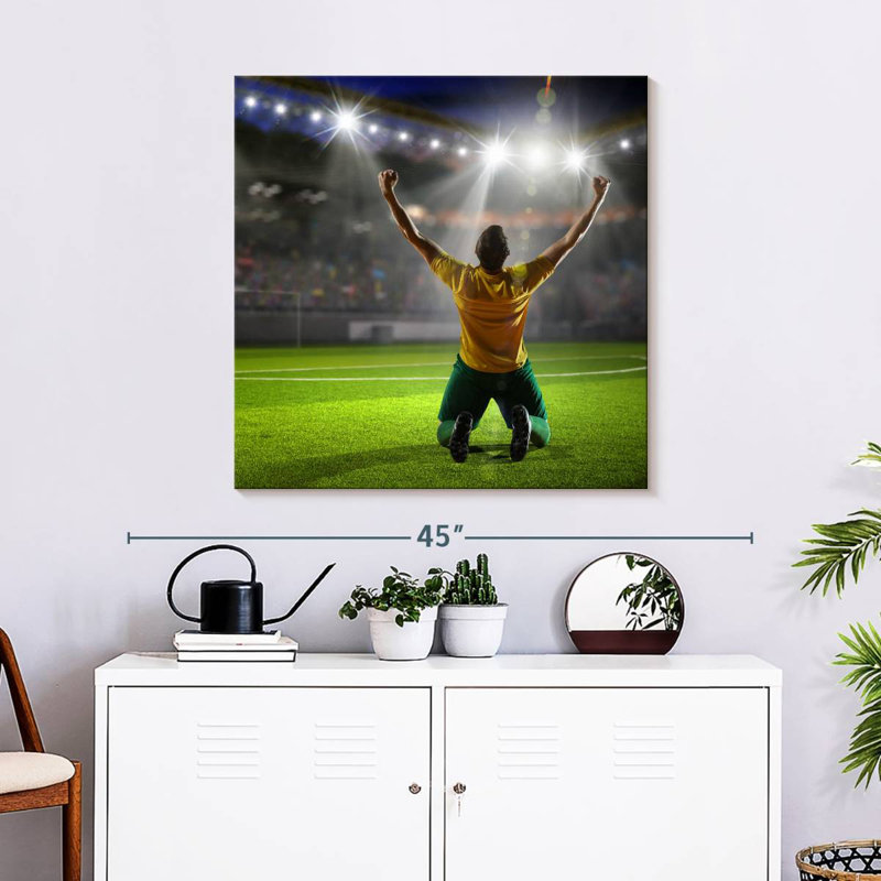 Célébration du joueur de football Sireci, H 30 po x l 30 po