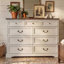 Commode élégante à 9 tiroirs de 132 cm de large, avec poignées en métal, idéale pour ranger les vêtements et autres articles de chambre.