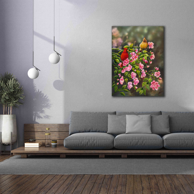 «Cardinals with Roses» par Sarah Davis, art mural sur toile, H 54 po x l 40 po x P 1,5 po