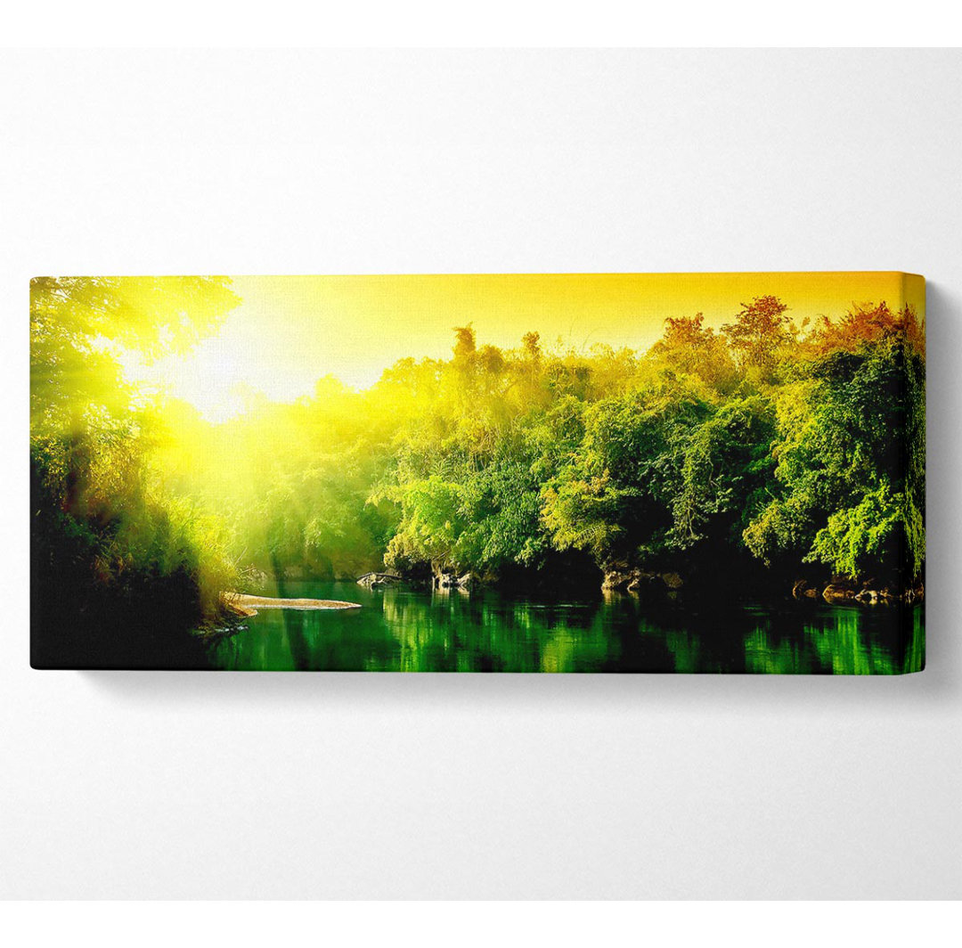 Üppig grüner Waldfluss bei Sonnenaufgang - Leinwanddrucke auf Wrapped Canvas