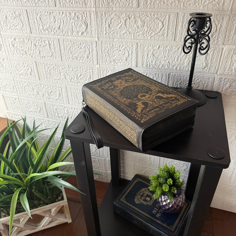 Sac bandoulière gothique en vinyle noir, motif grimoire, chauve-souris dorée et toile d'araignée, hauteur 23,5 cm