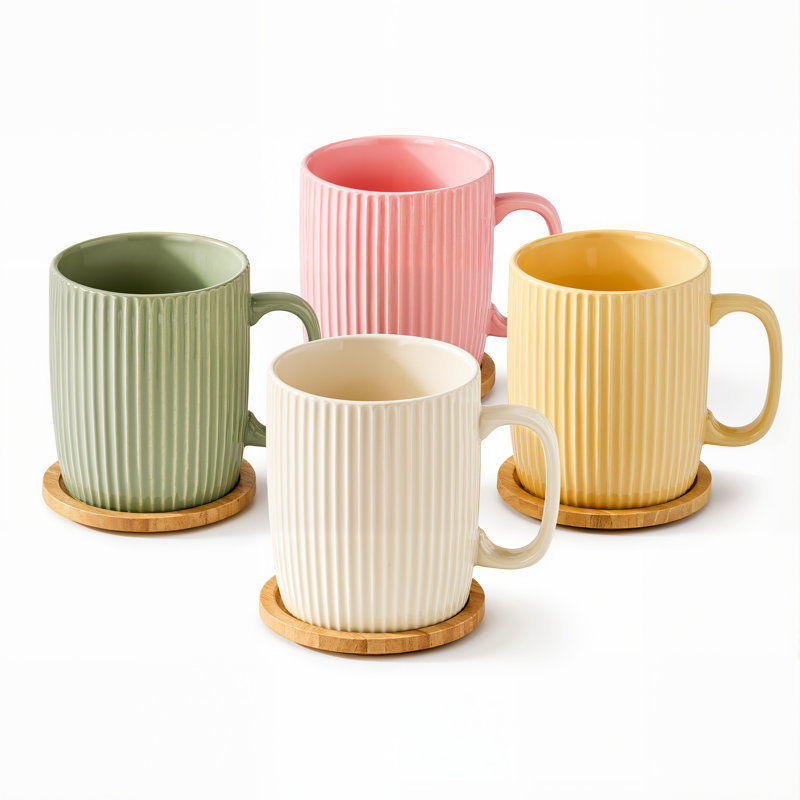 Ensemble de 4 tasses à café verticales en céramique avec couvercles. 400 ml de tasses à thé glaçées colorées en crème, rose, vert, jaune pour les boissons quotidiennes