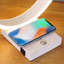 Lampe de table 13,5 "en forme de C avec port USB / chargeur sans fil