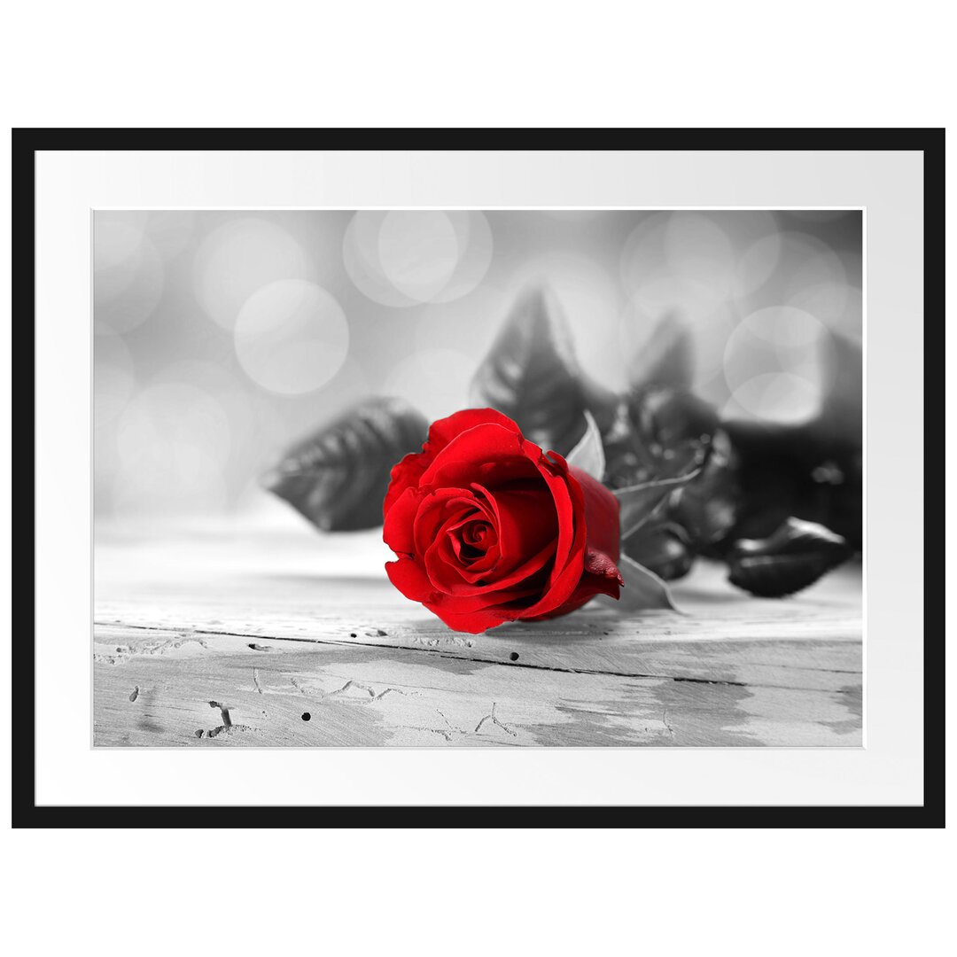 Gerahmtes Poster Rose auf Holztisch