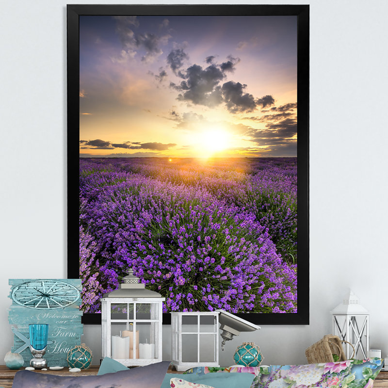 Lavande champ coucher de soleil paysage - art mural traditionnel sur toile, H 32 po x l 16 po x P 1 po, Cadre photo noir