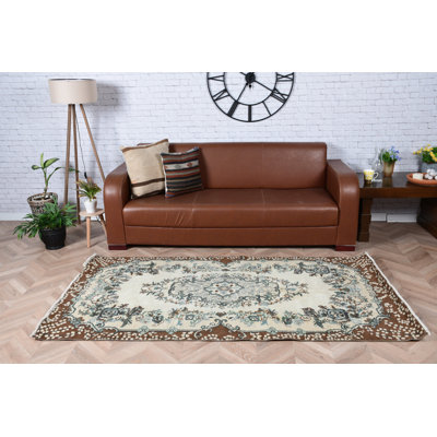 Tapis turc Anatolian noué à la main de couleur brun riche avec une fabrication en laine et un motif en médaillon, idéal pour la décoration de chambre à coucher