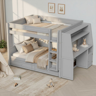 Lit superposé double au dessus d'un lit double avec bureau et rangement