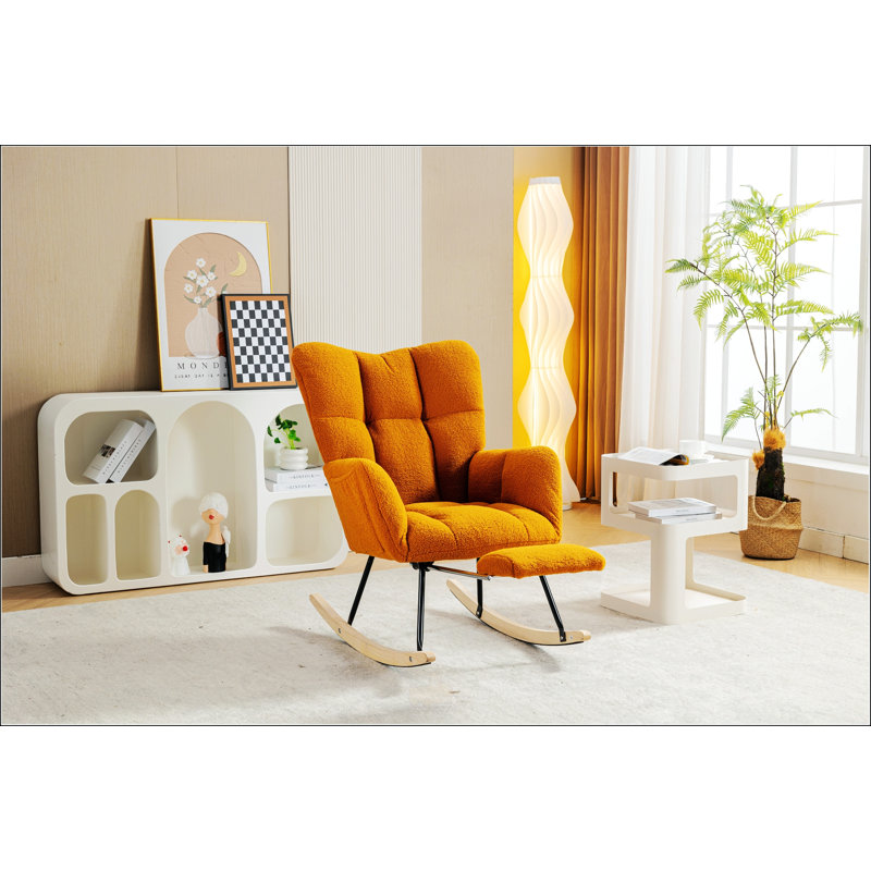 Chaise berçante confortable en tissu Teddy avec repose-pieds réglable, dossier haut et poche de rangement pour plus de détente et de praticité.