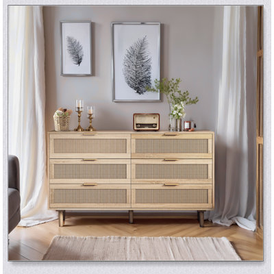 Armoire de rangement en rotin à 6 tiroirs avec élégance naturelle, parfaite pour organiser et rehausser le décor de la chambre à coucher ou du salon.