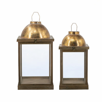 Lanternes en bois brun d'inspiration rétro avec verre transparent et dôme doré pour un décor chaleureux et invitant