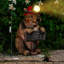 Statue de jardin en terre avec phare solaire