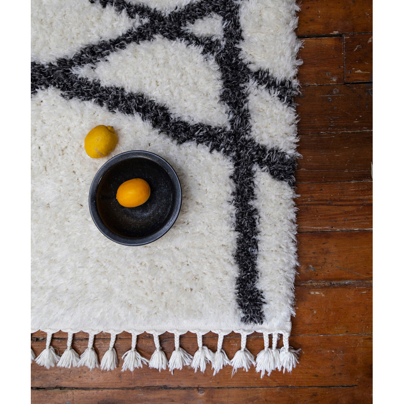 Tapis rectangulaire en polyester tissé à la machine à motif géométrique blanc / noir Naes, Rectangle 6 pi 7 po x 9 pi 6 po