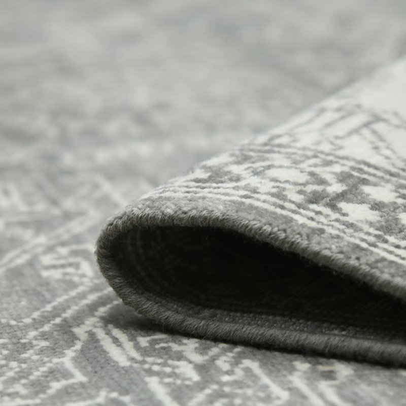 Nuit Arabe Wool Geometric Area Rug in Silver, Rectangle 2' x 3'