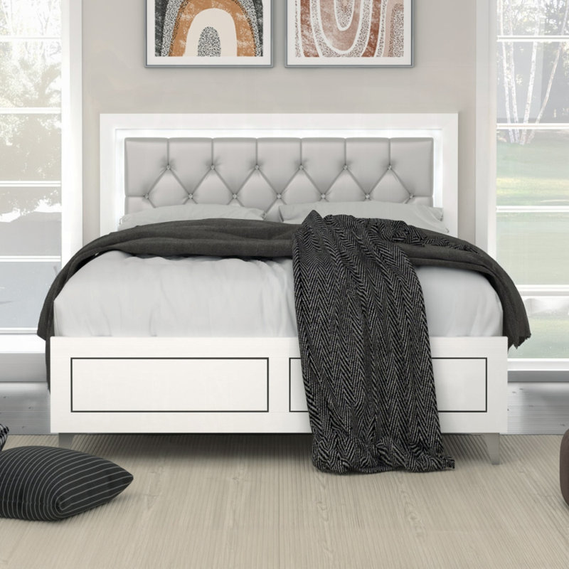 Grand lit gris et blanc avec tête de lit matelassée à DEL