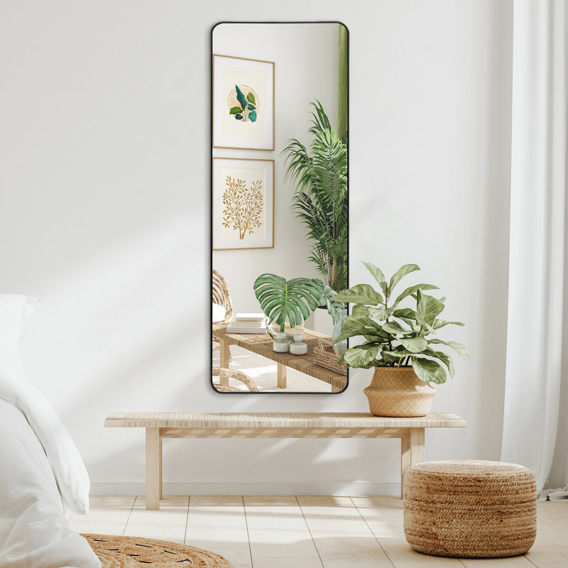 Miroir rectangulaire encadré avec détails métalliques Avinsh