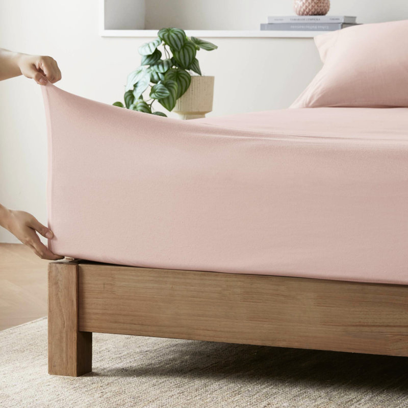 Drap en tricot de coton mélangé - confort toutes saisons. Convient à un matelas de 16 po ou moins. Comprend 1 drap plat, 2 taies d'oreiller et 2 taies décoratives. Doux comme favori. Lavable à la machine. Draps de couleur rosée. Absorbant