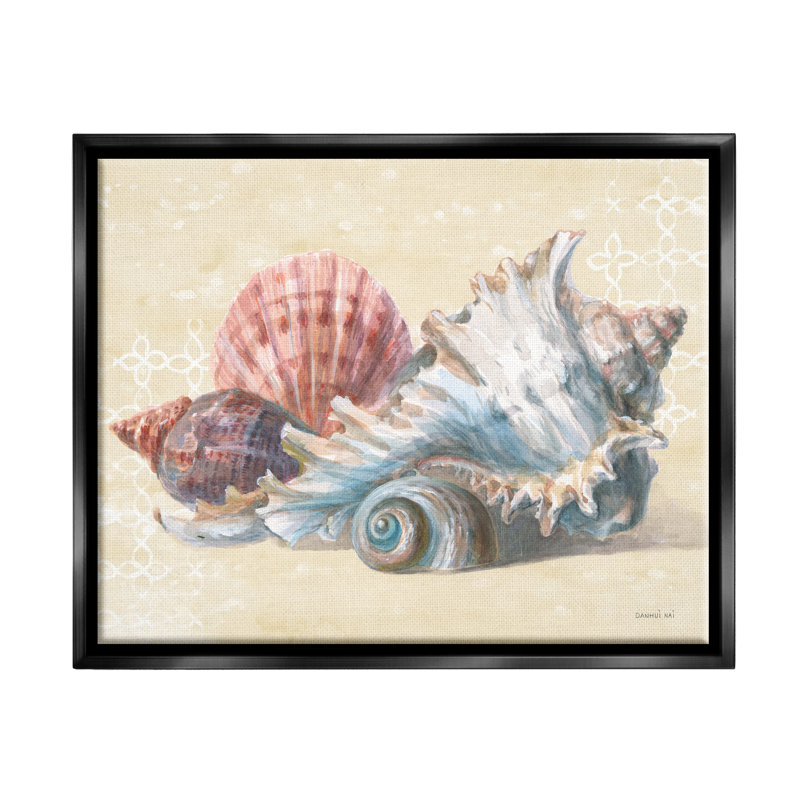 «Dovecove Beach Seashells» par Danhui Nai, H 25 po x l 31 po x P 1,7 po, Cadre flottant noir de jais