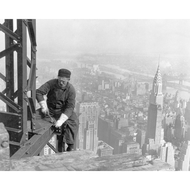Travailleur sur l'Empire State Building, H 19 po x l 24 po