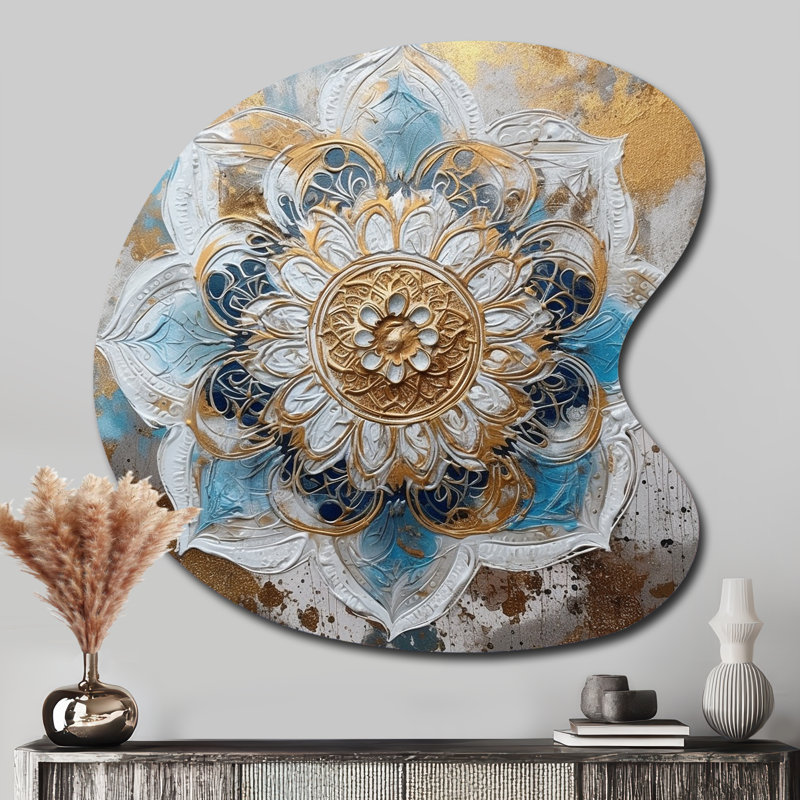 Bleu et or Mandala I - Boho Mandala, art mural en métal de forme unique, impression asymétrique bleue, H 33 po x l 33 po