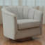 Chaise d'appoint pivotante avec accoudoirs inclinés