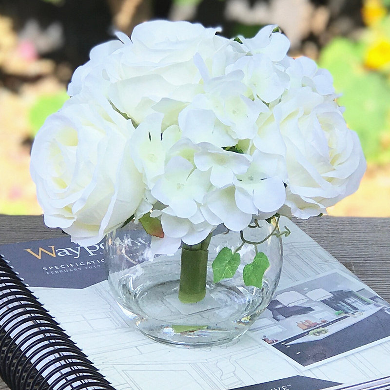 Pièce maîtresse en soie hortensia et rose en vase, Crème