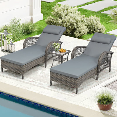 Ensemble de chaises longues d'extérieur en osier 3 pièces, ensemble de 2 chaises longues en rotin rembourrées en PE avec table d'appoint, fauteuil de bronzage réglable avec accoudoirs et coussins, gris