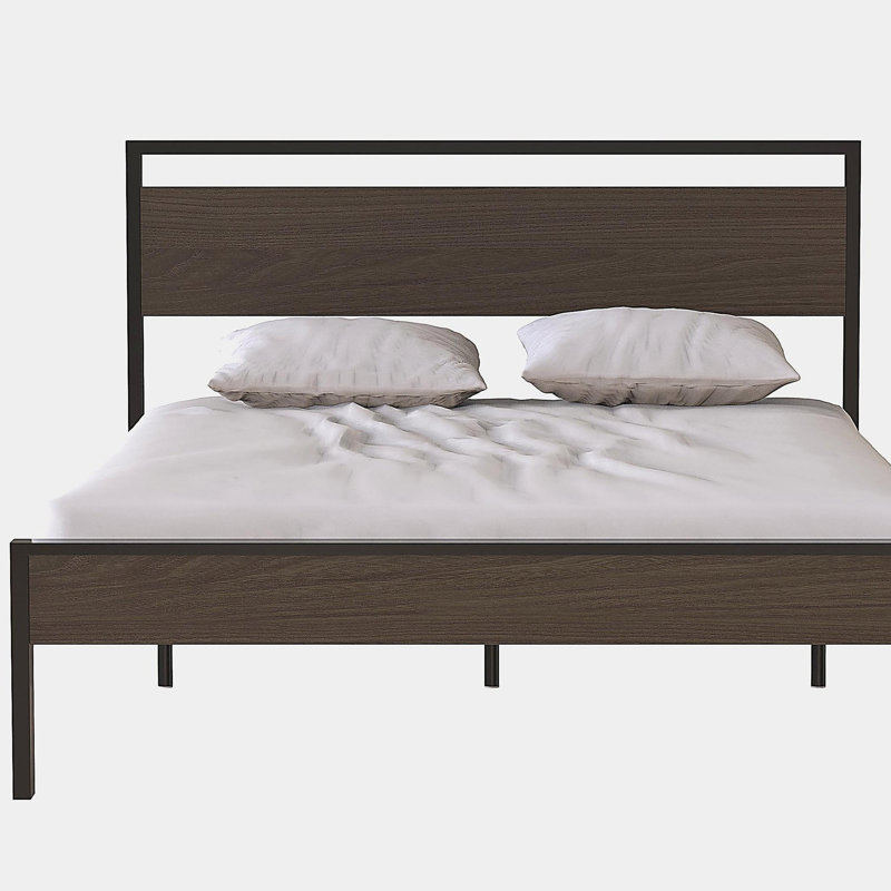Grand lit en métal noir avec tête et pied de lit en bois de noyer