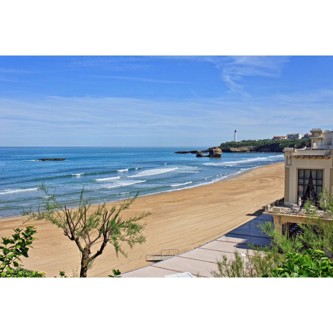 Biarritz - Strand mit Promenade von Tree4Two - Kunstdrucke ohne Rahmen auf Leinwand