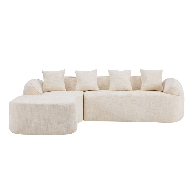 Canapé en chenille compressée en forme de L qui s'agence bien avec n'importe quel salon. Il est doté d'une éponge hautement élastique pour une assise confortable, d'accoudoirs courbés et de quatre coussins décoratifs