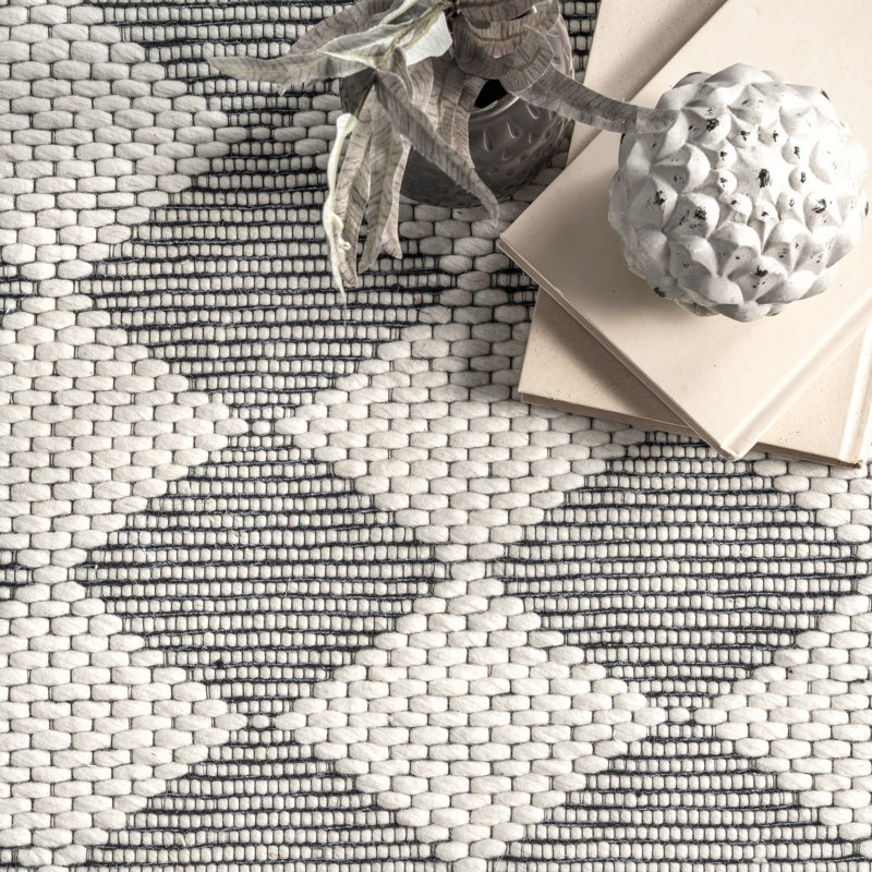 Gray and White Diamond Pattern Wool Blend 9' x 12' Area Rug