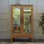 Élégante armoire vitrée en chêne clair avec portes en verre trempé, lumière DEL, panneau arrière en miroir et tablettes réglables - rangement parfait pour la maison et le bureau